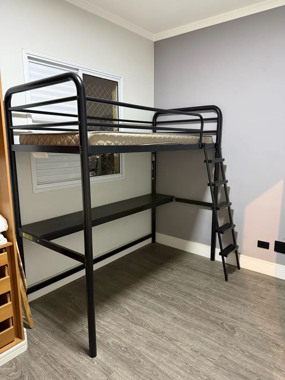 Cama aérea beliche com mesa de escritório 
