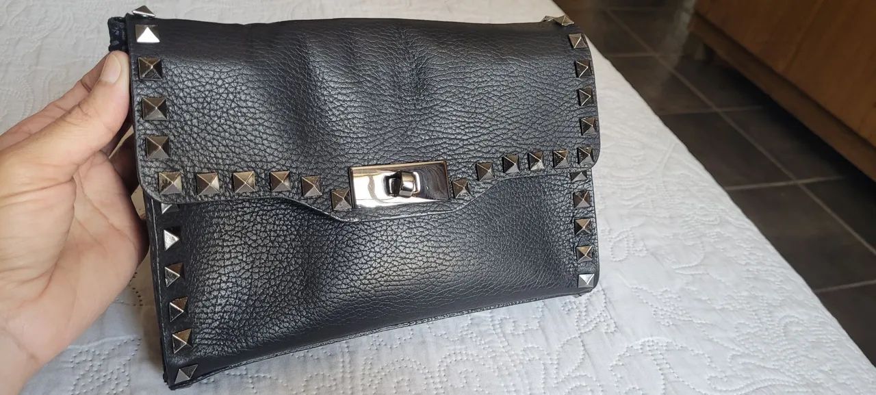 Bolsa de couro com detalhes de spikes