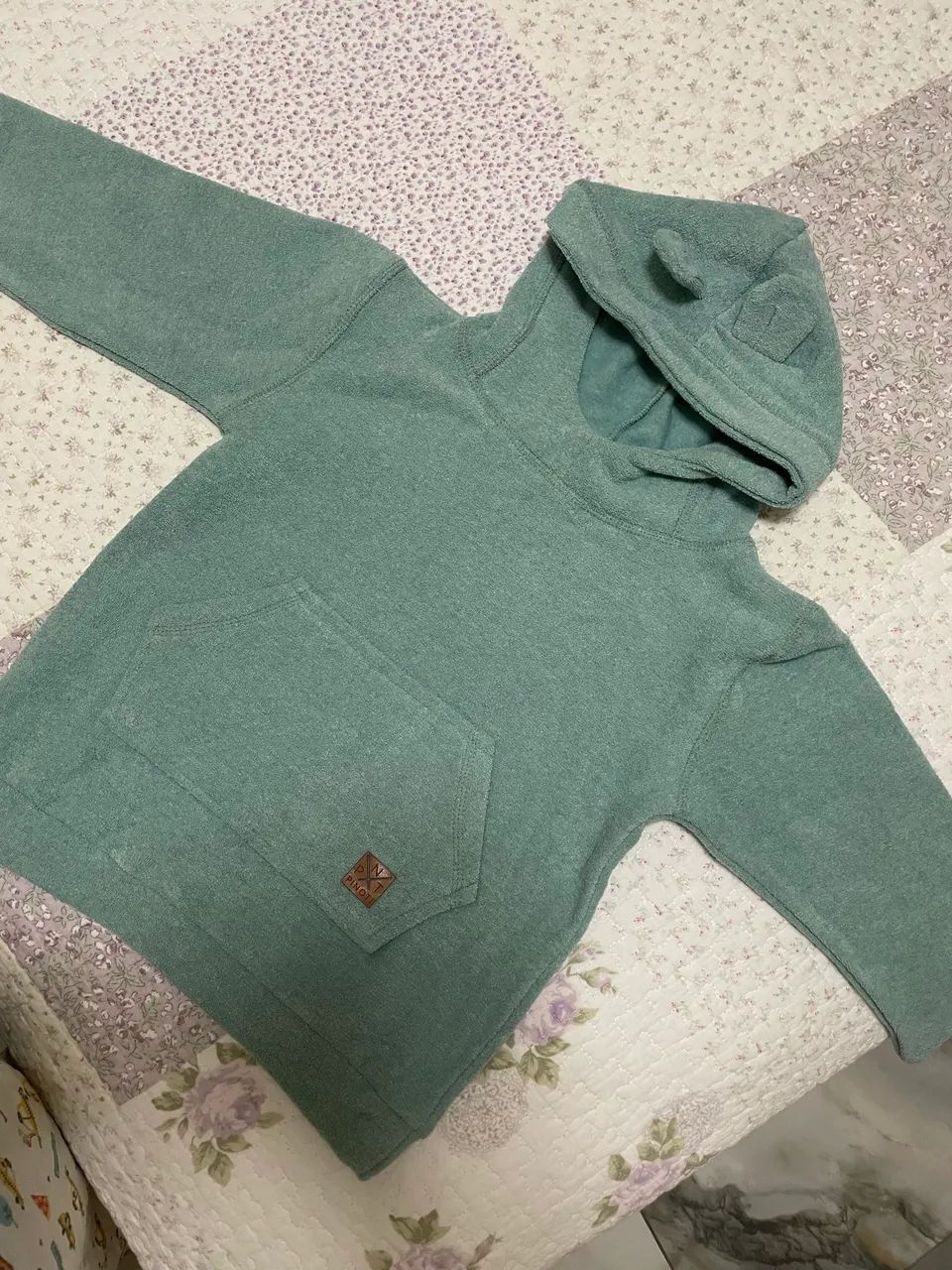 Este é um conjunto de moletom infantil verde com capuz e bolso canguru. - Foto 4