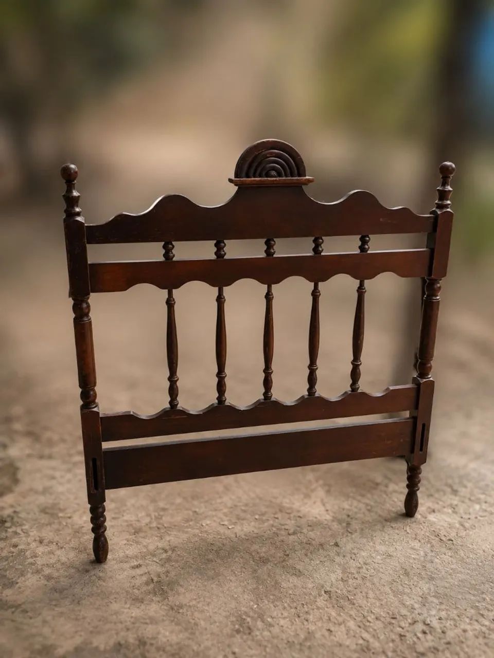 Cama de madeira de solteiro (estilo colonial)