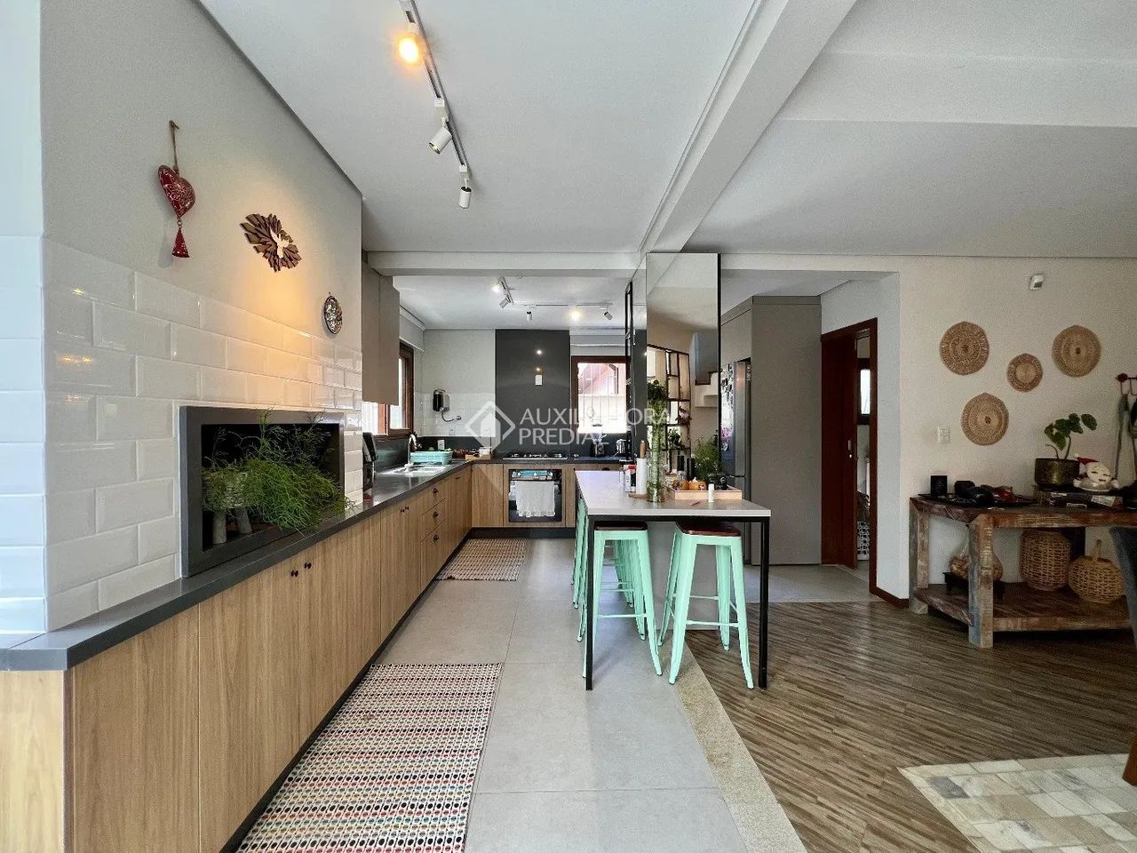 Casa com 4 dormitórios no bairro Sambaqui