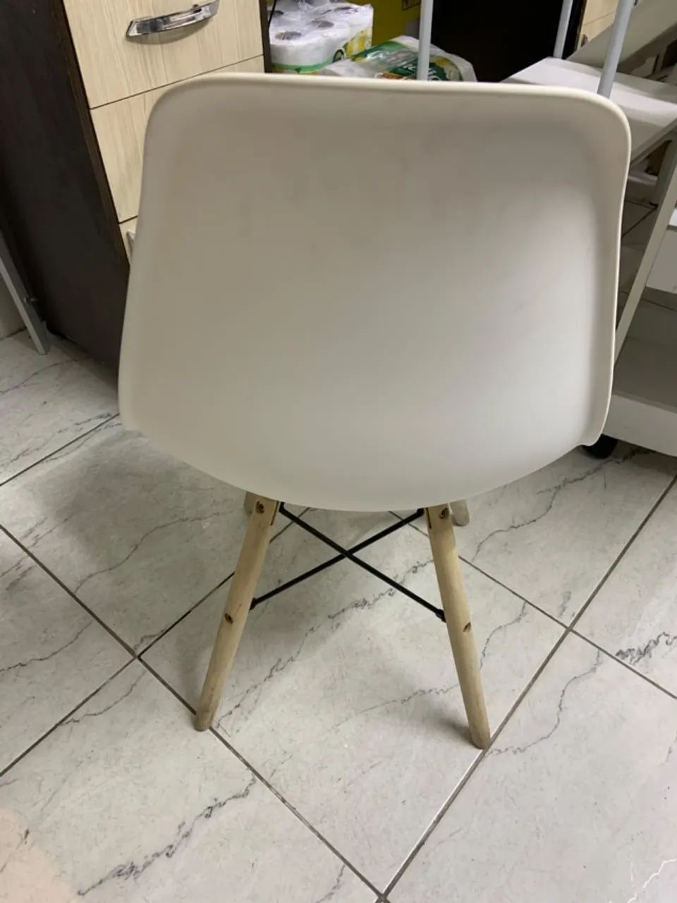 Duas cadeiras brancas estilo Eames Eiffel - Foto 2