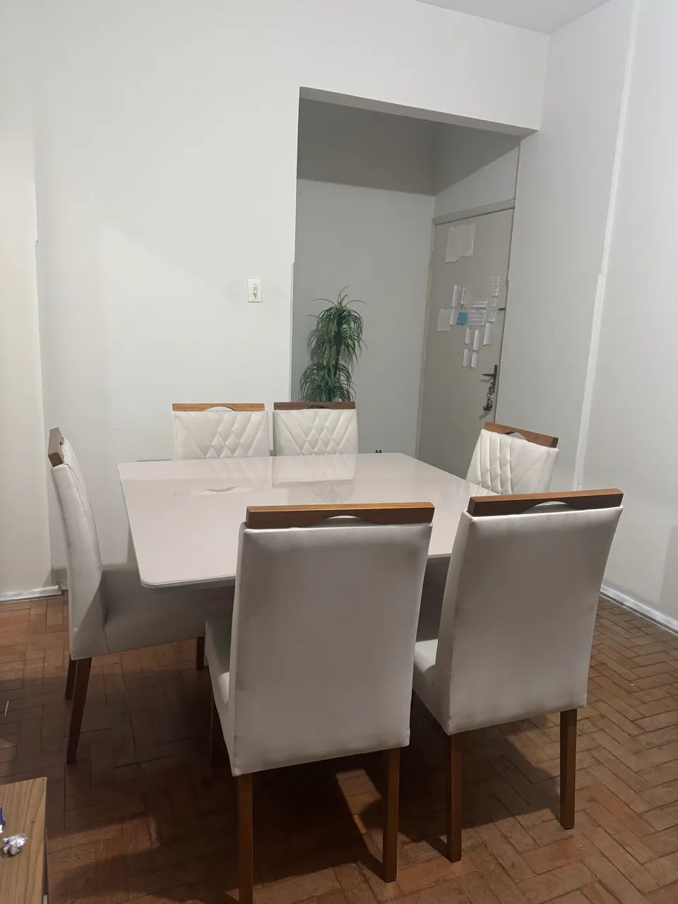 Vendo mesa com 6 cadeiras usada muito nova.