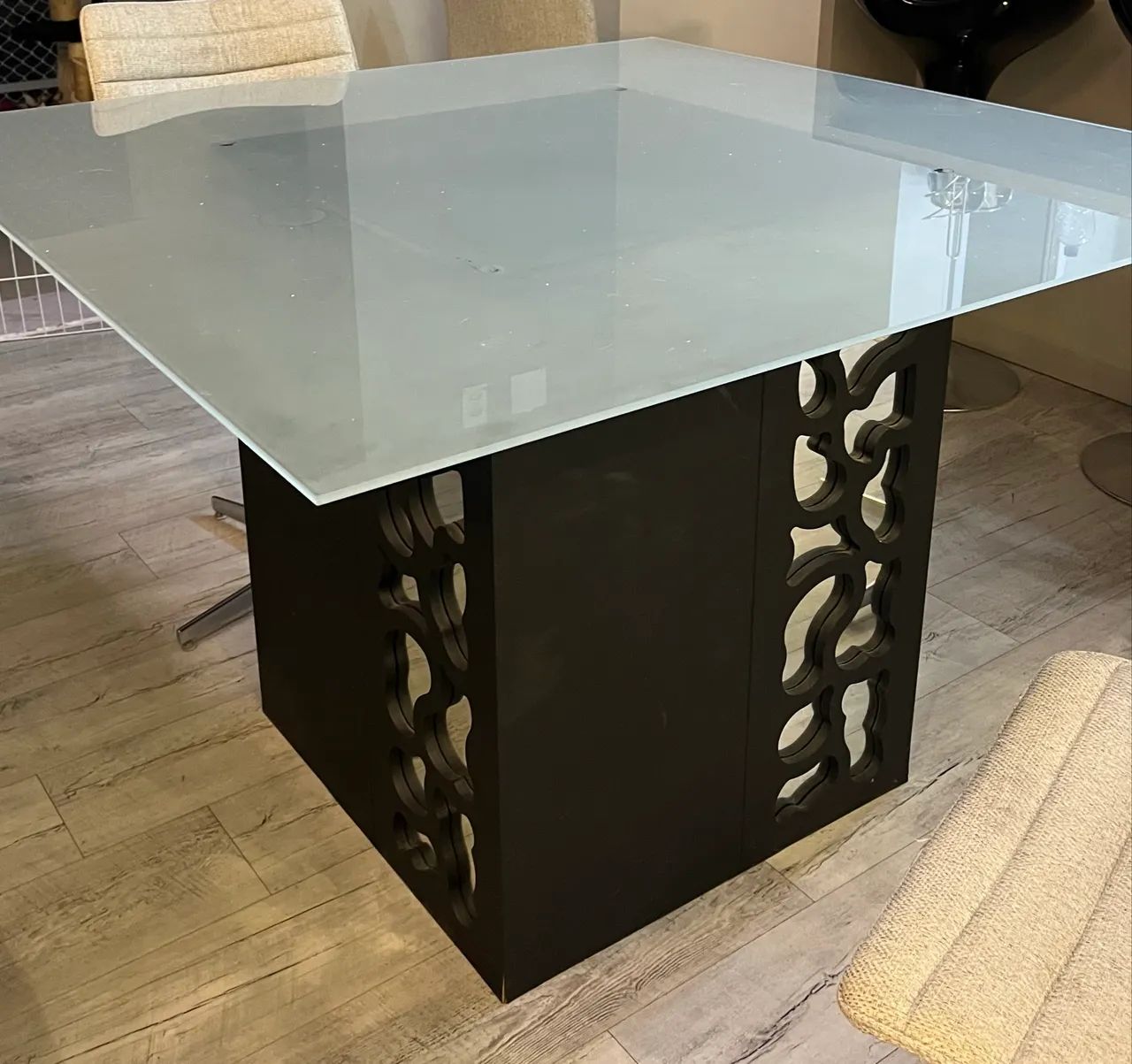 Mesa de jantar com tampo de vidro leitoso e pé espelhado - Foto 3