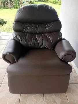 Poltrona reclinável confortável semi nova 