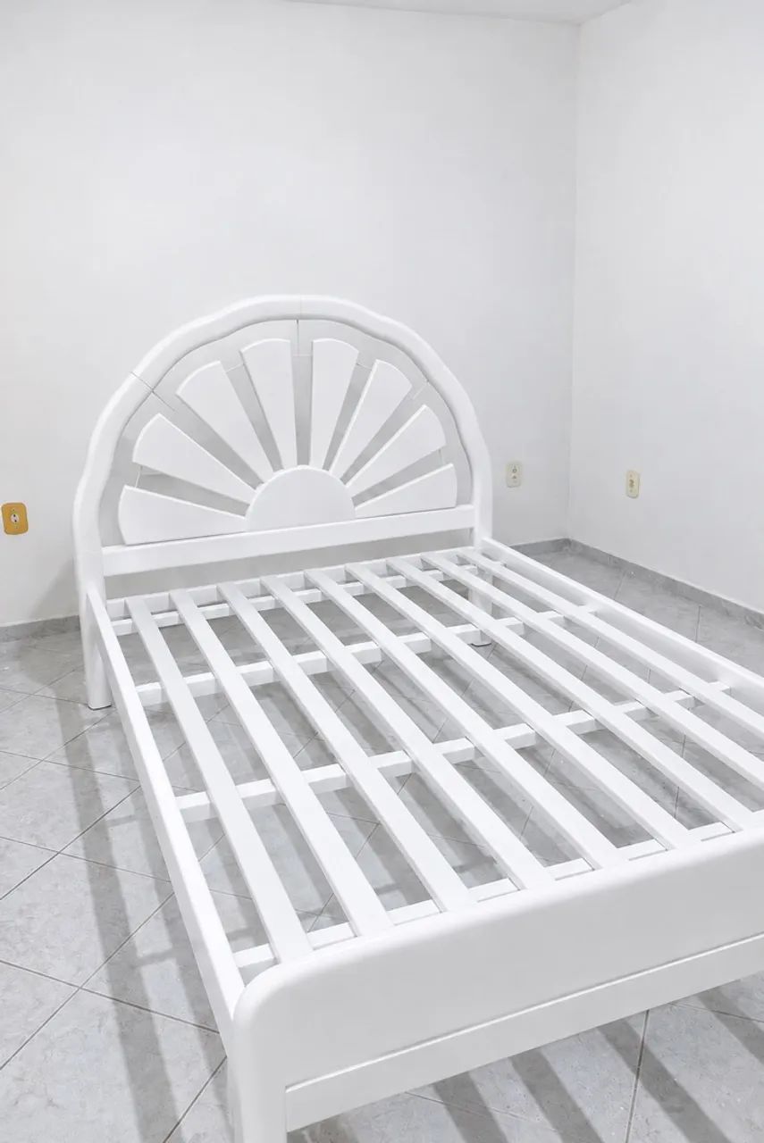 Cama de casal com espelho(cabeceira)