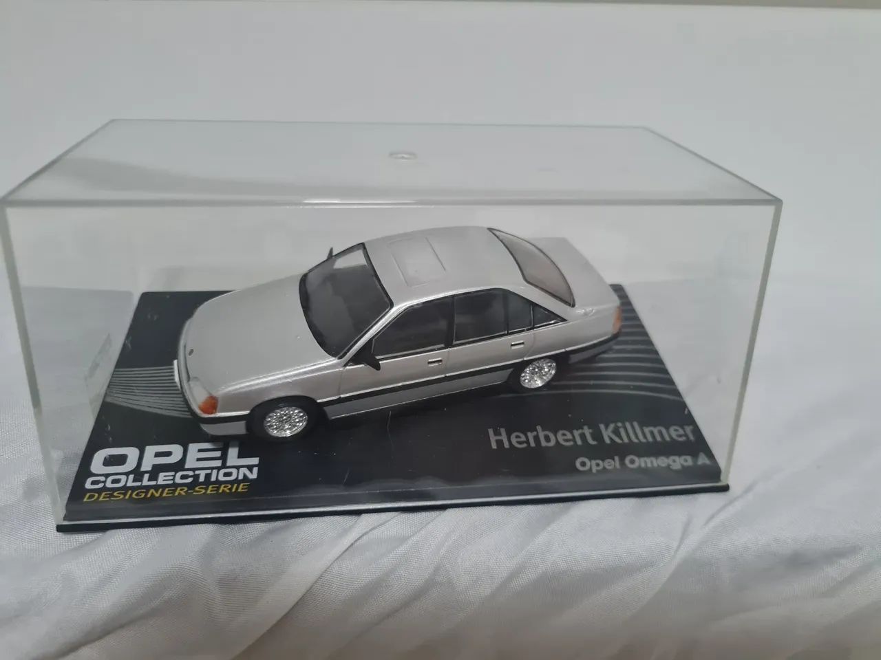 Miniatura Opel Ômega A série designer escala 1/43.