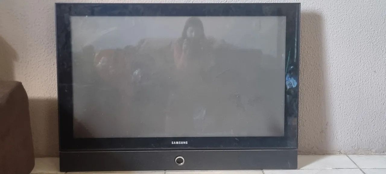Vendo televisão para retirada de peças. 