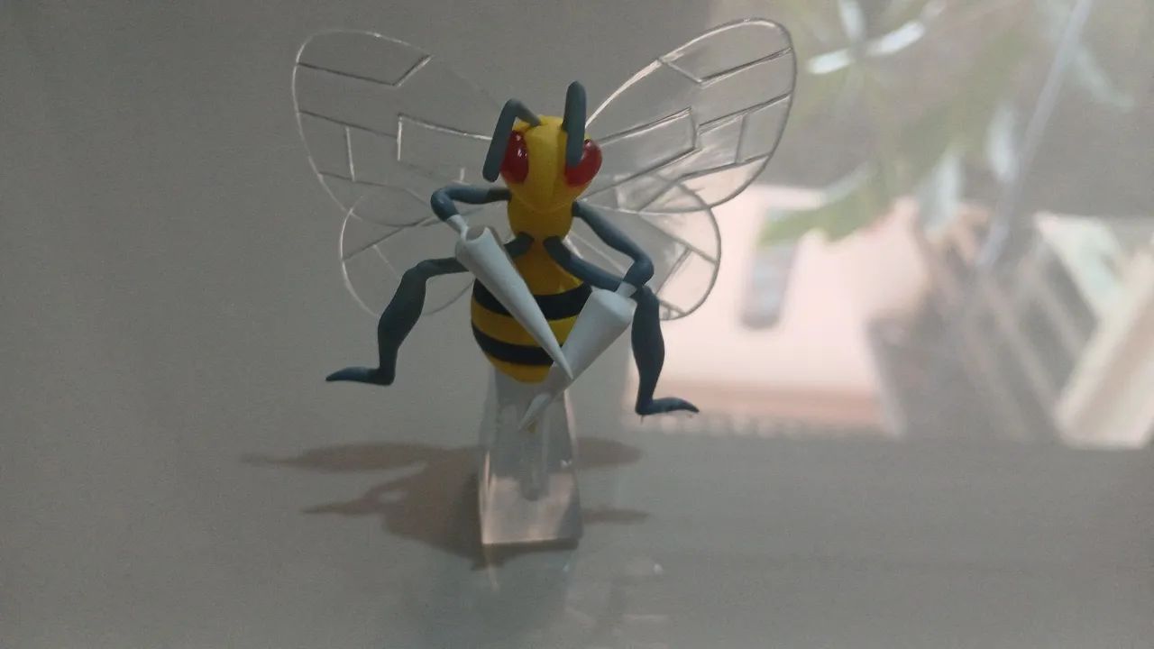Beedrill Pokémon figure 