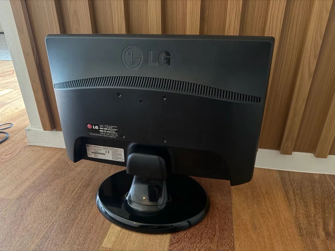 Monitor LG Flatron W1643C 15,6? LCD VGA com base e cabo - Foto 5