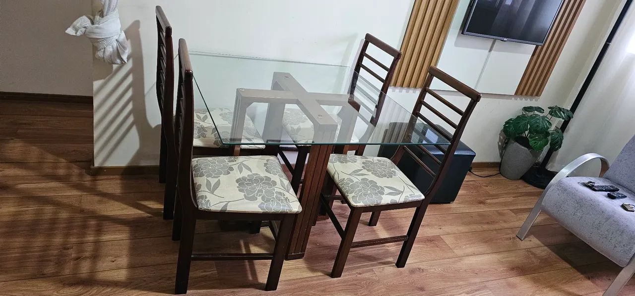 Mesa de vidro com 4 cadeiras - Foto 3