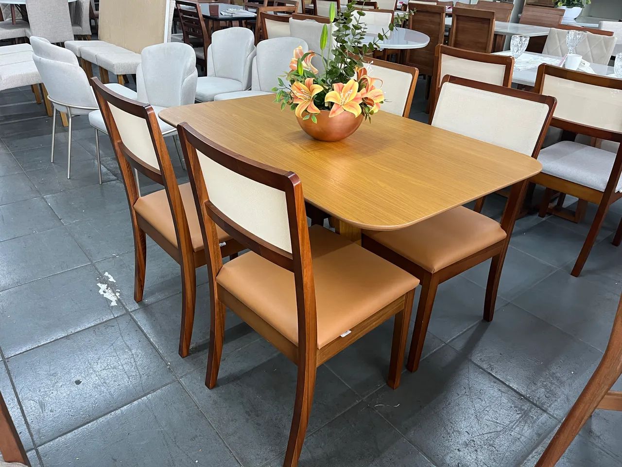 Mesa completa com cadeiras de madeira  - Foto 2