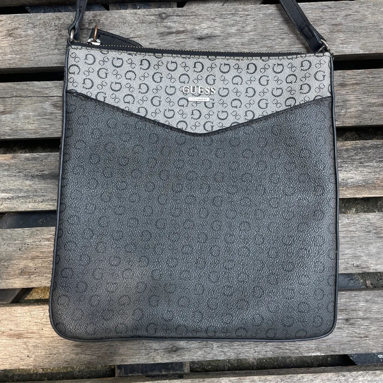 Bolsa GUESS Birch Logo Print  - Foto 3