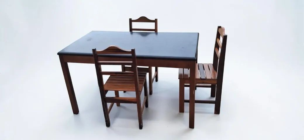 Mesa de jantar sem cadeiras.