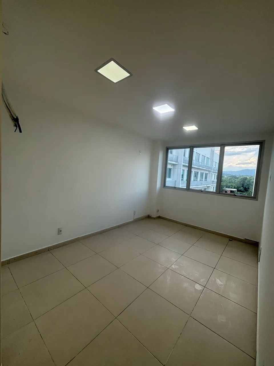 Vendo ótima sala comercial no Office & Mall - Estrada da Cachamorra - Foto 2