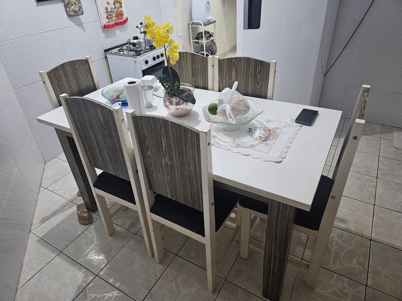 Mesa de Madeira com 6 Cadeiras 