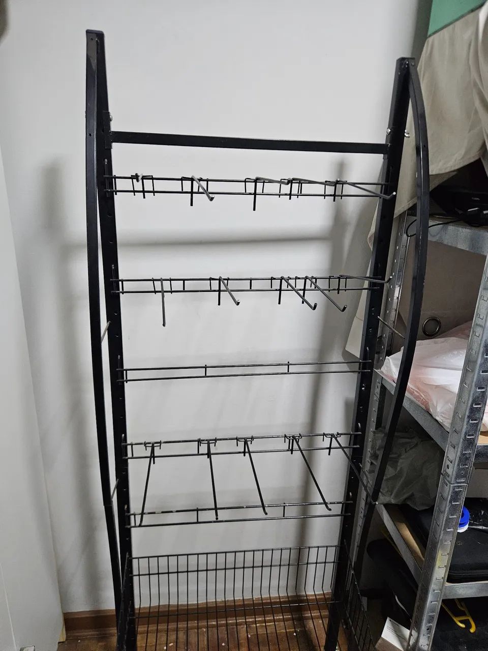 Expositor com gancho e cesta - Foto 2