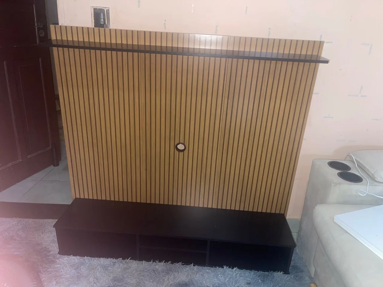 Painel TV Ripado Preto 3D com Nichos e Prateleira 50 Polegadas