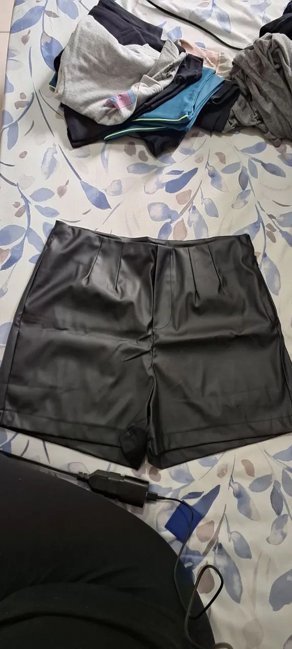 Short couro sintético 