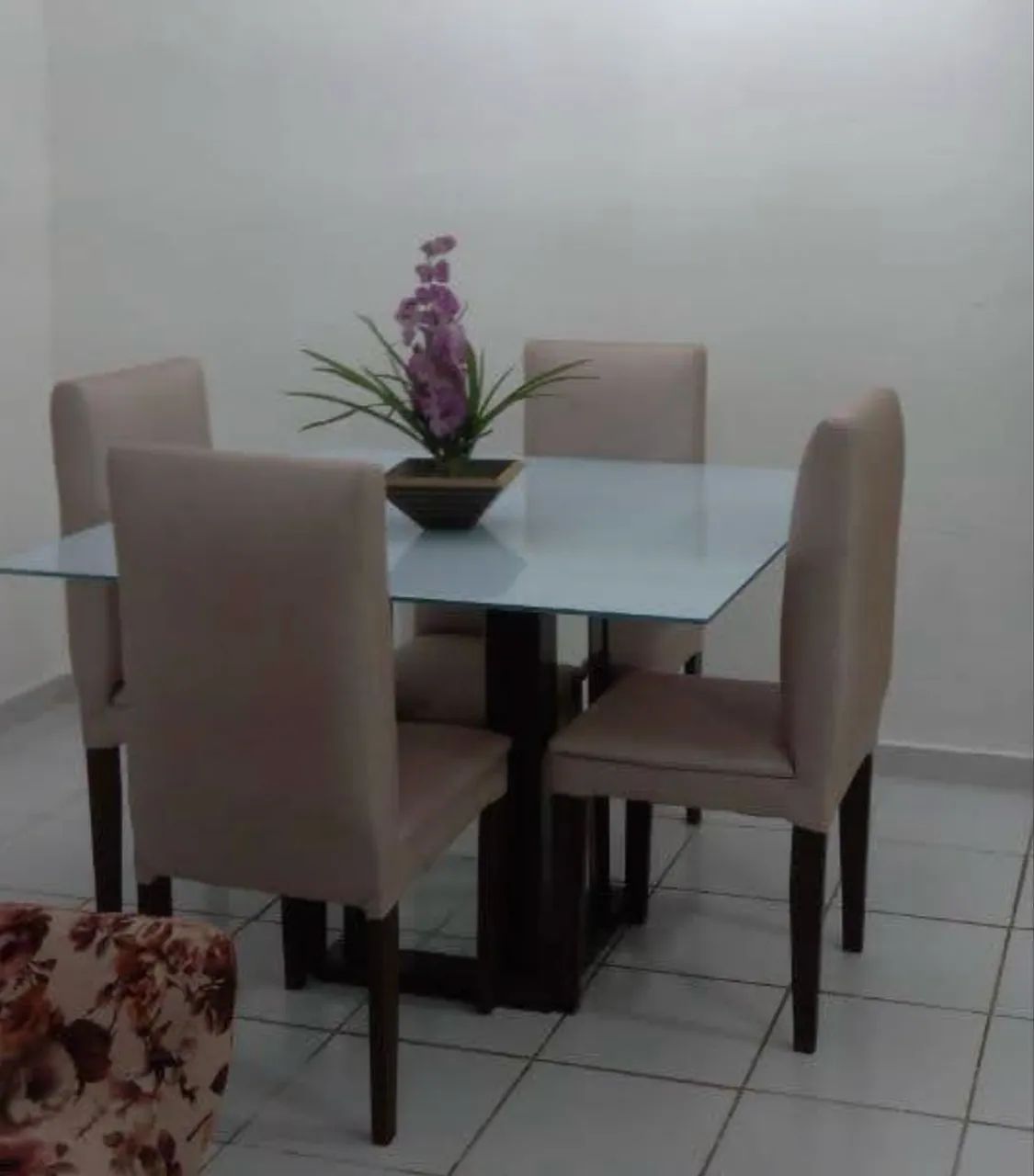 Mesa de jantar com 4 cadeiras - Tampo de vidro