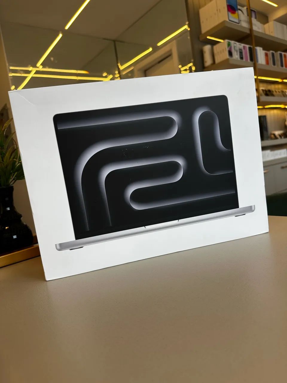 2025年OS 美品 MacBook Pro 32GB/SSD 512GB 元箱 MacBook Pro M5 2025 512ssd Silver Novo Lacrado / Loja Física