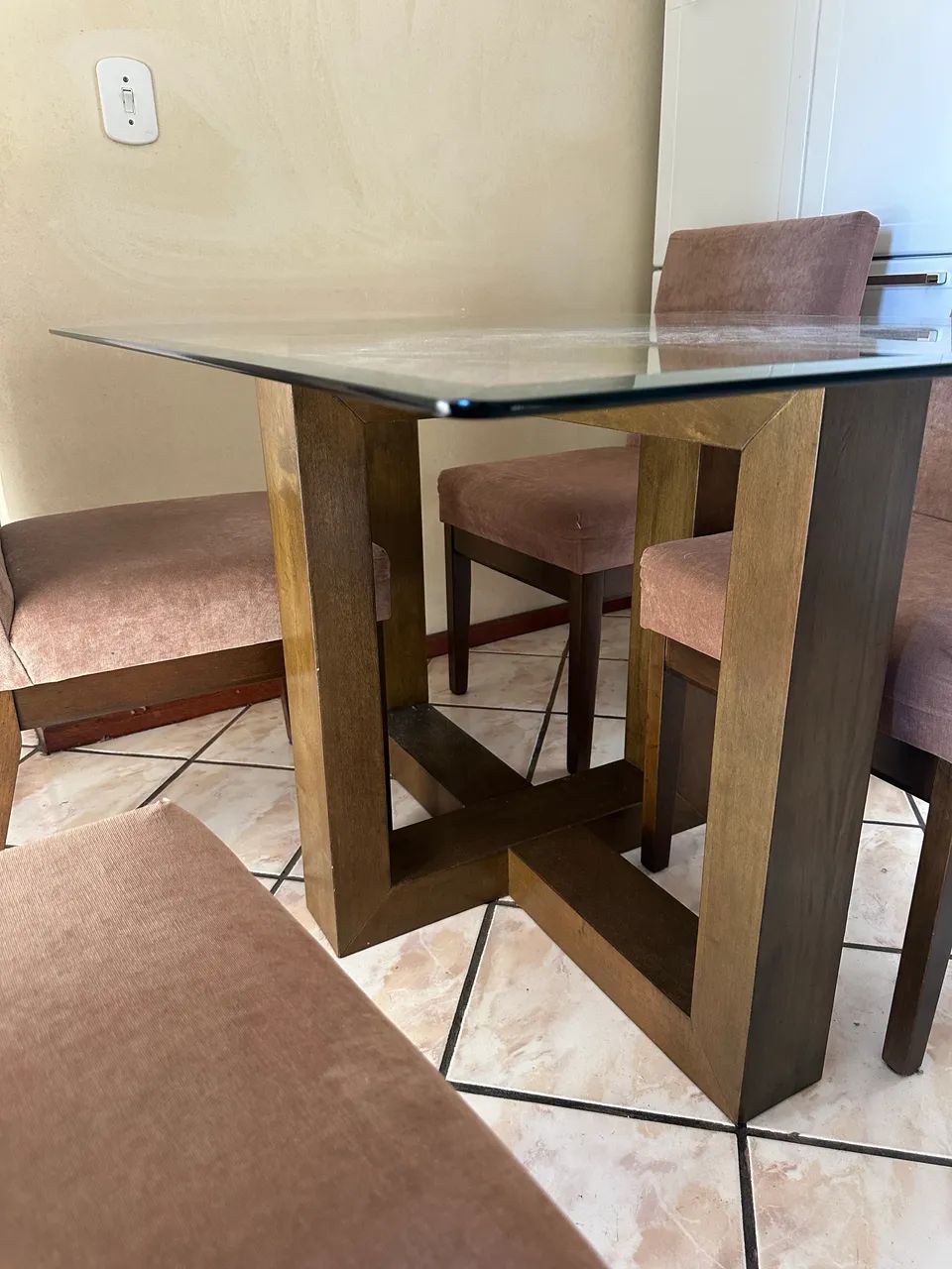 Mesa de madeira com 4 cadeiras 