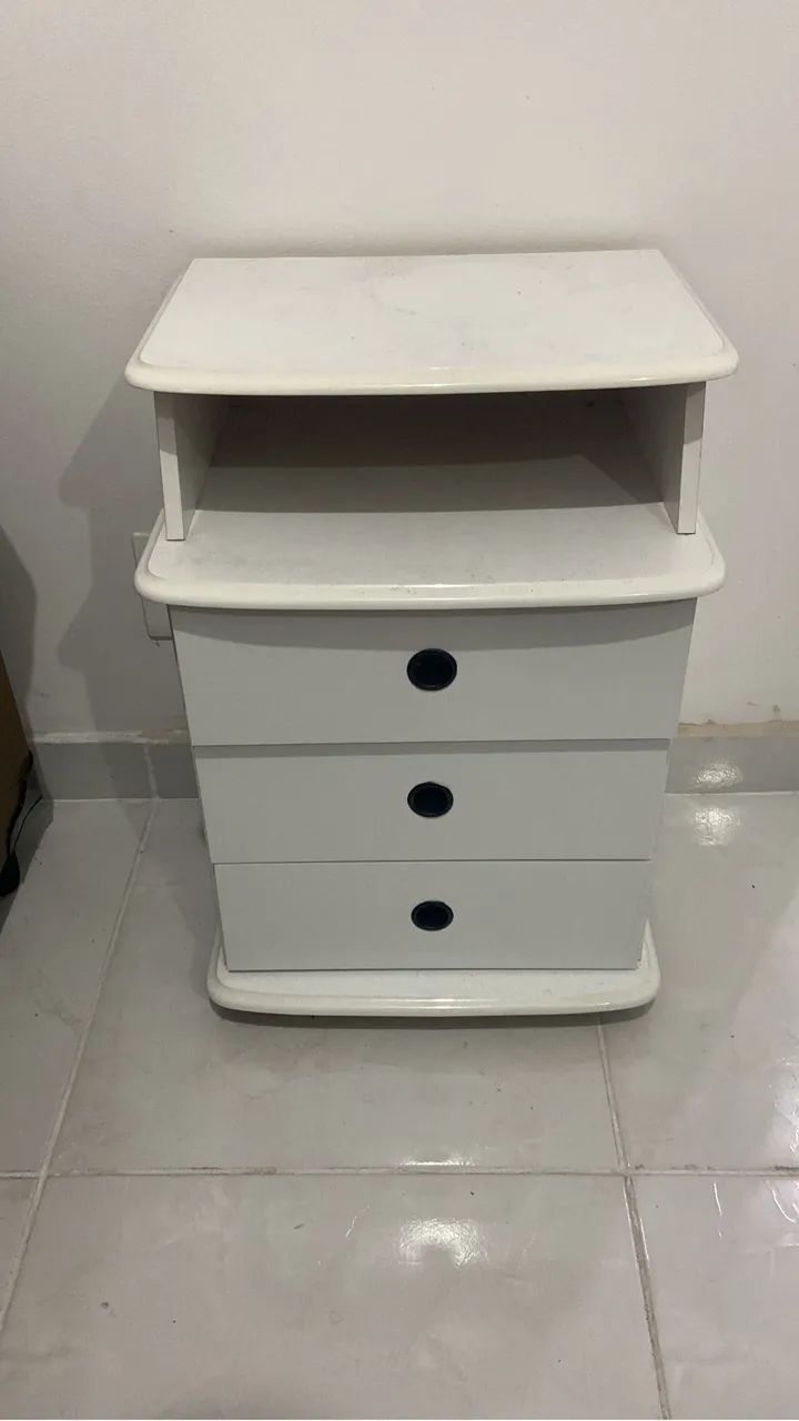 Mesa de cabeceira branca com 3 gavetas | otimo estado