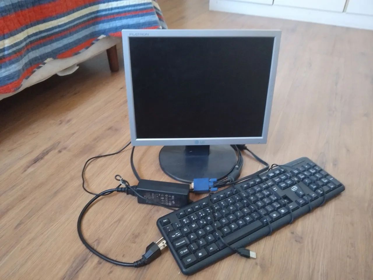 Monitor LG e teclado. - Foto 4