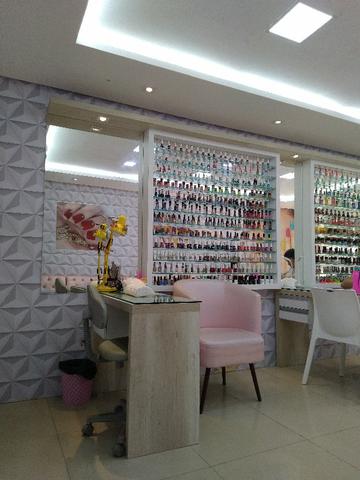 Contrata-se manicure que trabalhe com unha normal e alongamento