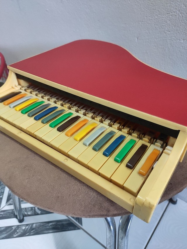Mini piano antigo leia a descriçao?