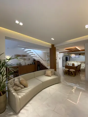 Cobertura luxuosa com 3 quartos à venda na Praia do Canto!