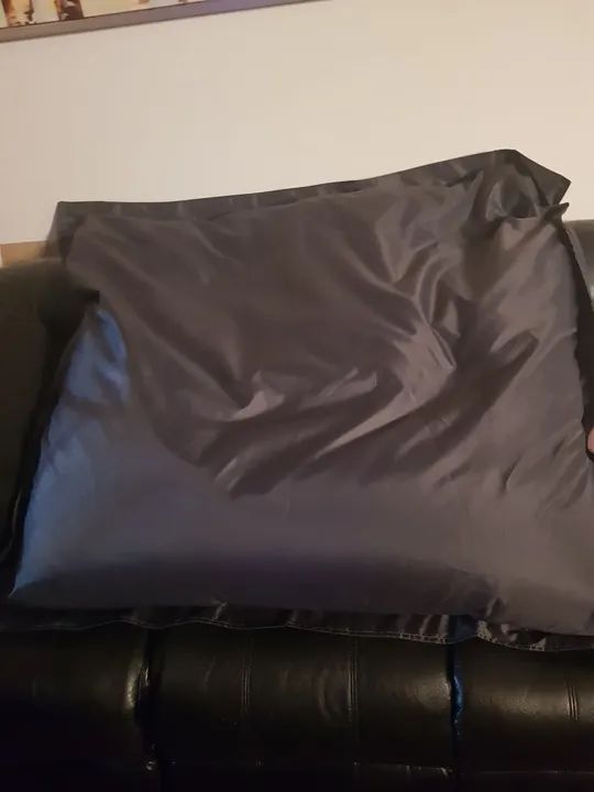 Puff tipo almofadão gigante com enchimento e tecido impermeável