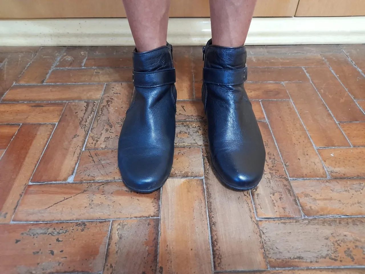 Vendo bota de couro, preta, tamanho 38