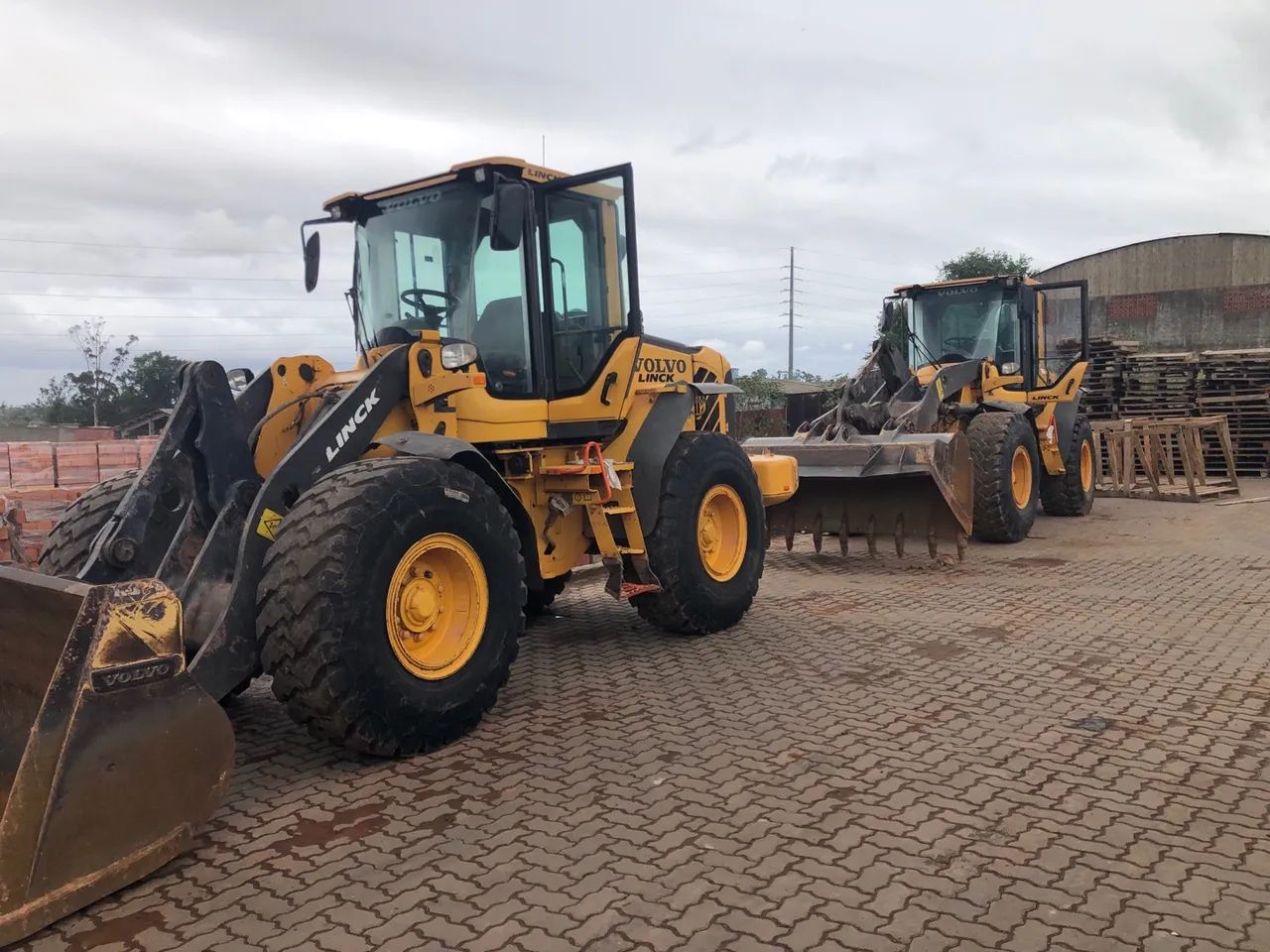 Vende-se Pás Carregadeira LF60 Volvo 