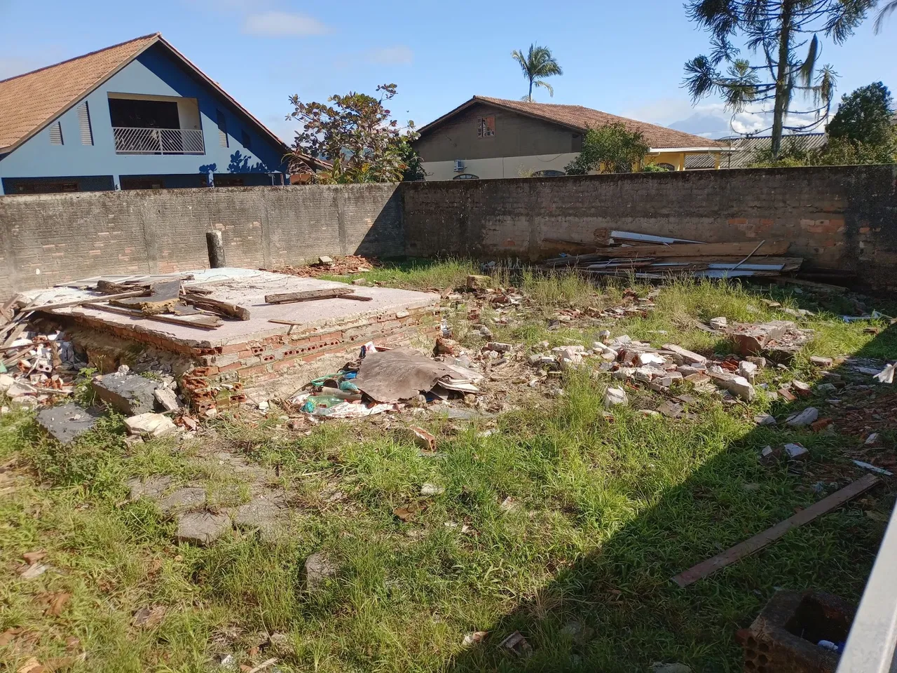 Vendo terreno com boa localização.
