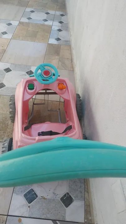 Carrinho de bebê rosa com empurrador - Foto 3