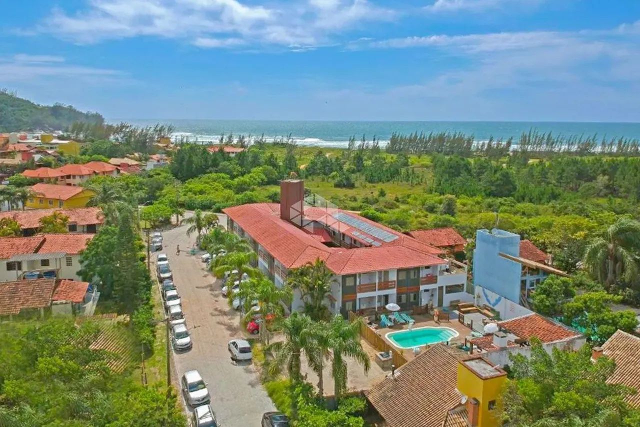 Pousada á venda na Praia da Ferrugem a 50 metros da areia.