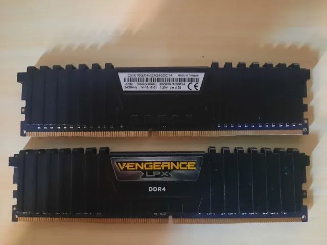 Memória DDR4 Corsair Vengeance 16 GB (2x8)