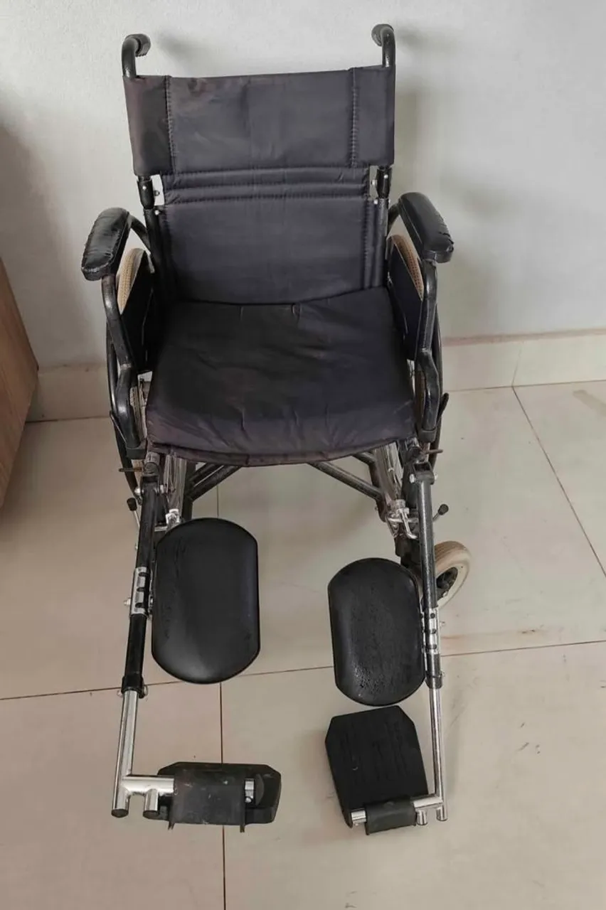 Vendo cadeira de rodas articulada