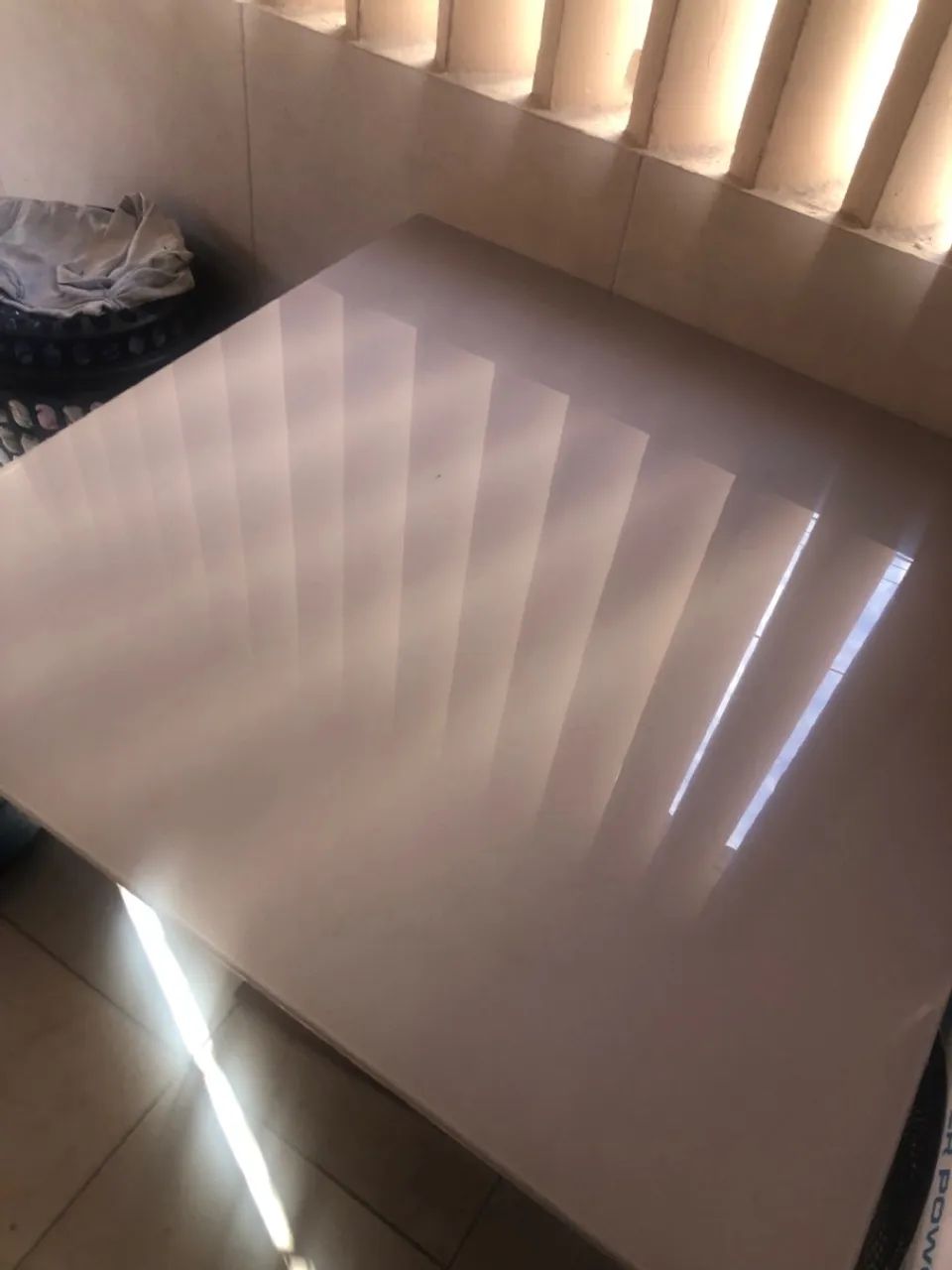 VENDO/TROCO MESA TAMPO DE VIDRO POUCO USADA! OBS: MESA SEM CADEIRAS - Foto 3