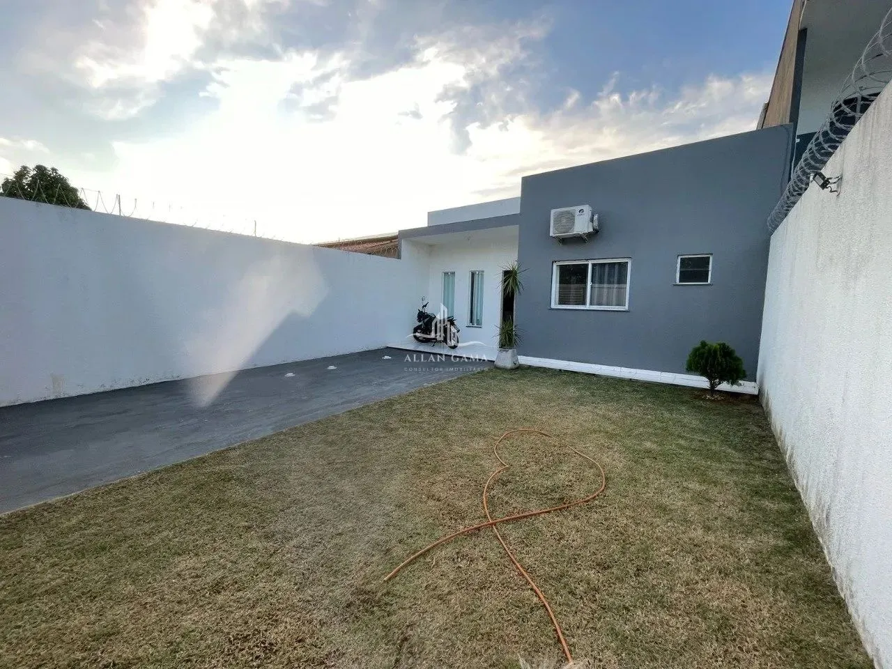 Linda casa com 2 suítes, completa de planejados novos, em Marechal Deodoro, rua do Sindpol