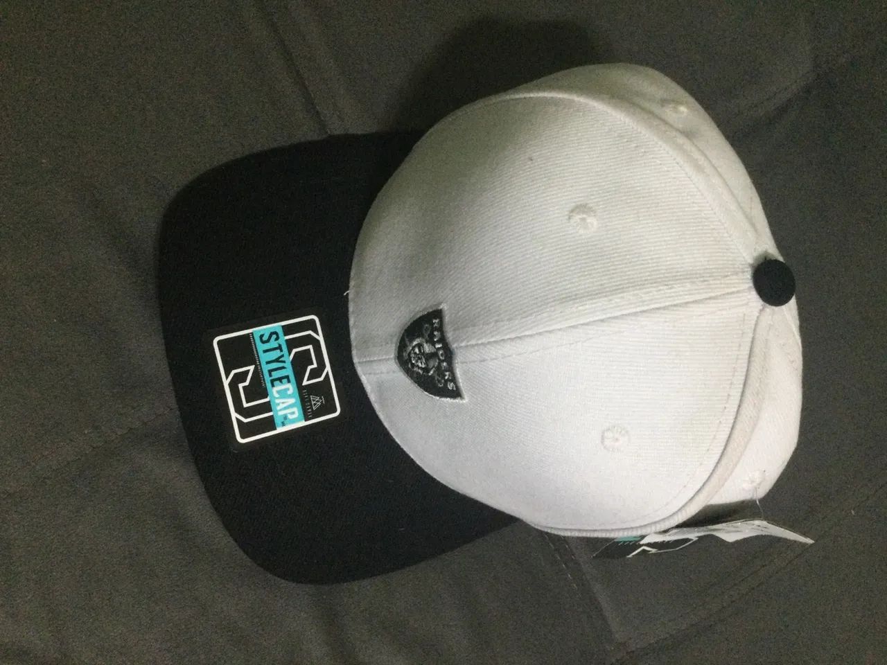 Boné Raiders Branco e Preto, modelo SnapBack  - Foto 2