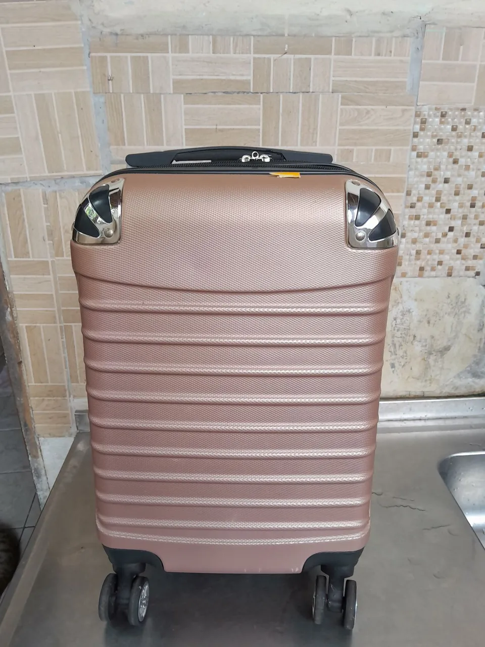 Mala de viagem rosa com design moderno