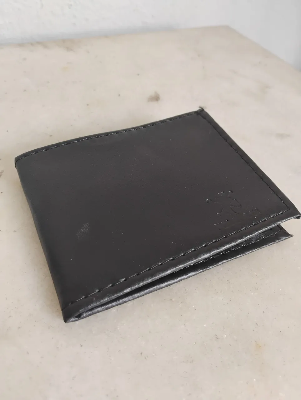 Carteira de Couro Preta - Elegância e Praticidade
