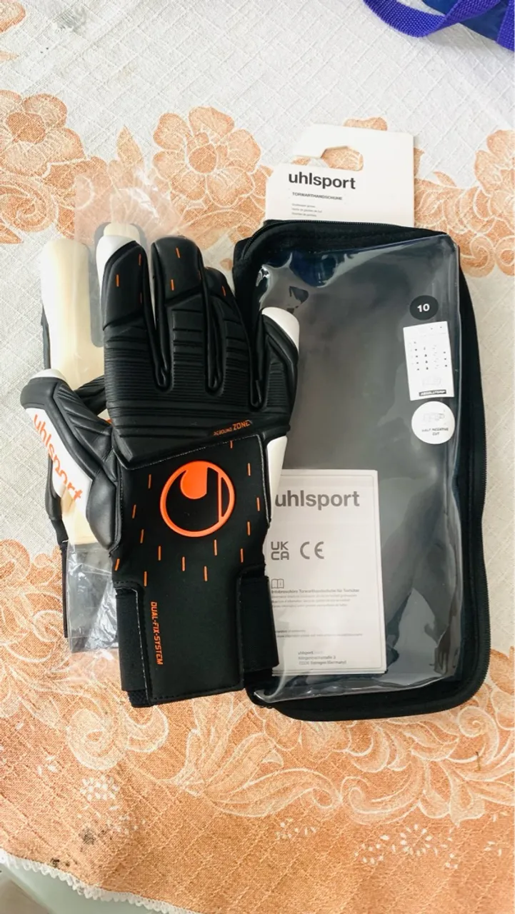 Luvas para Goleiros Uhlsport Absolutgrip Profissional e N1 Zeus Profissional.