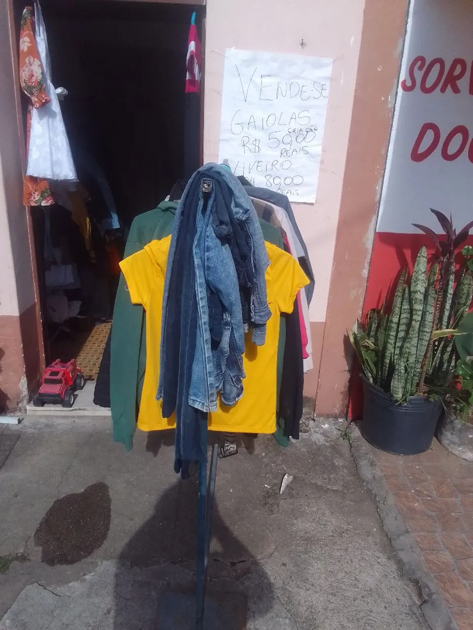 Camiseta Amarela e Jeans