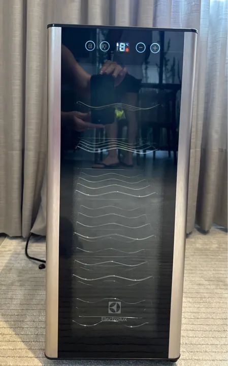 Adega climatizada para 12 garrafas 