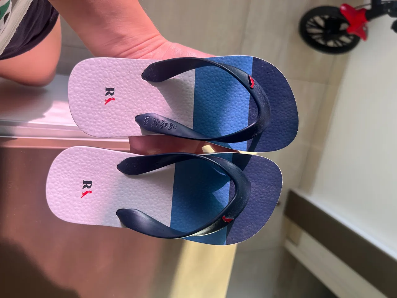 Chinelo da Reserva azul e branco