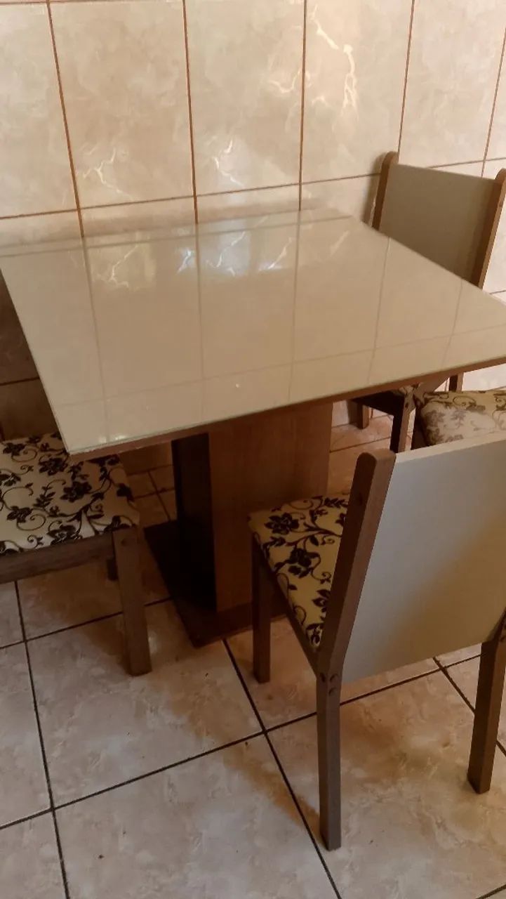 Mesa de Jantar Quadrada com 4 Cadeiras