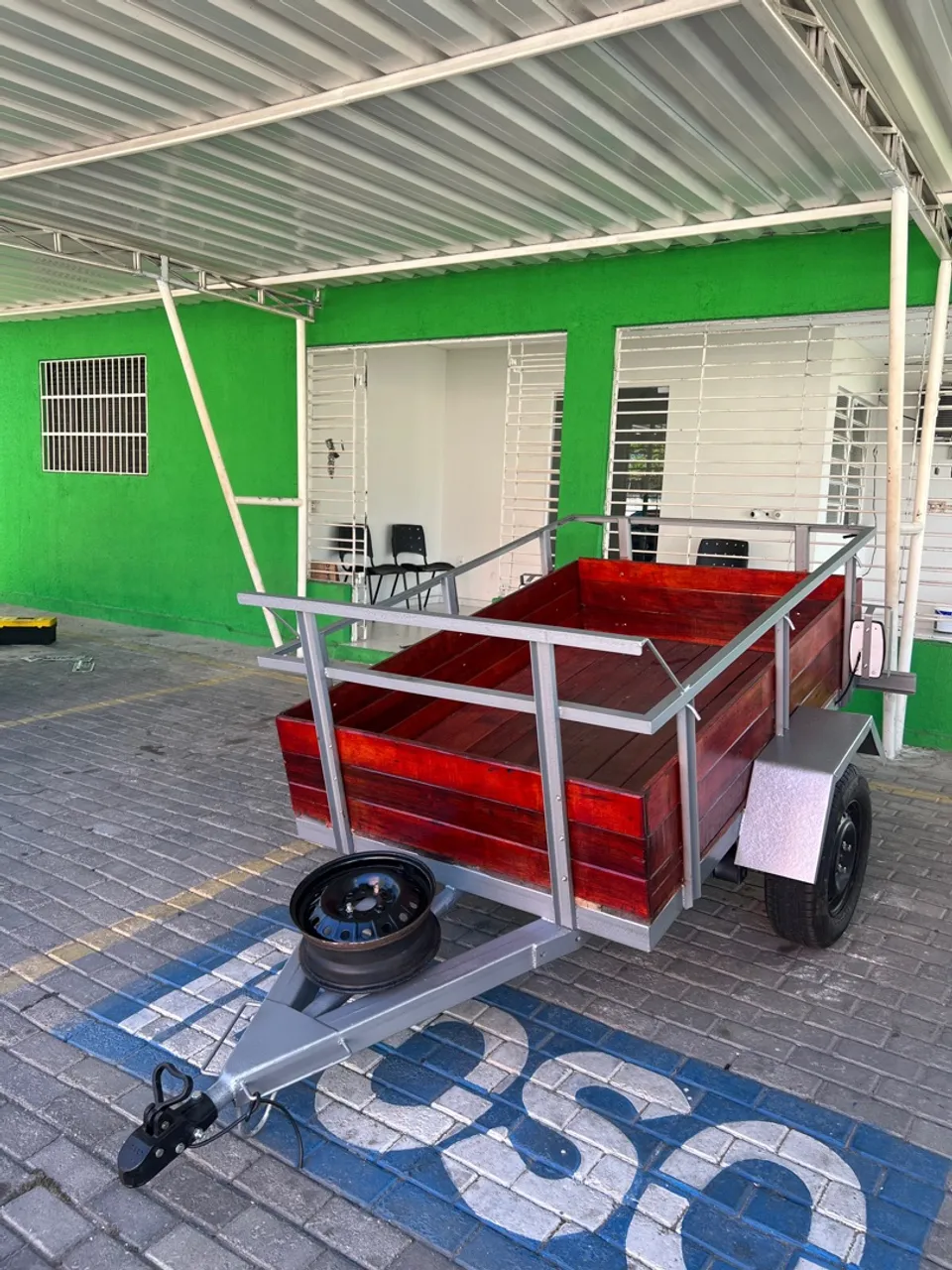 Reboque de fábrica entrega emplacado